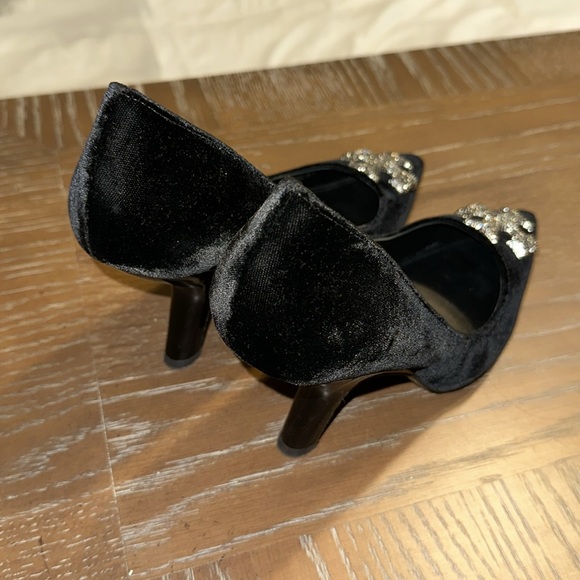 Black Velvet Tory Burch Heels - Picture 5 of 10